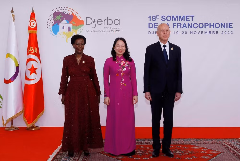 Tổng thống Tunisia Kais Saied (phải) và Tổng thư ký Tổ chức Quốc tế Pháp ngữ Louise Mushikiwabo đón Phó Chủ tịch nước Võ Thị Ánh Xuân dự lễ khai mạc Hội nghị Cấp cao Pháp ngữ lần thứ 18. (Ảnh TTXVN).