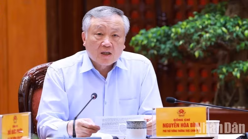 Phó Thủ tướng Thường trực Chính phủ Nguyễn Hoà Bình phát biểu ý kiến tại cuộc họp. (Ảnh: Trần Hải).