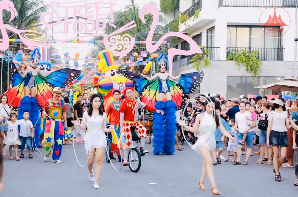 Hàng chục nghìn người tham gia lễ hội đường phố Lala Town.