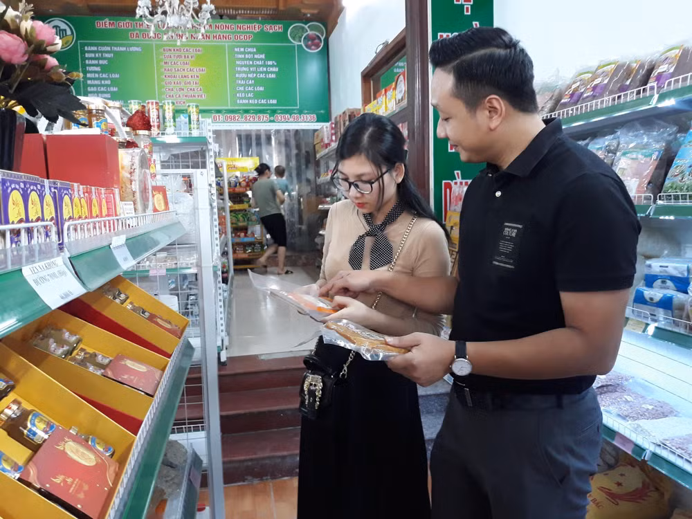 Người tiêu dùng tìm mua các sản phẩm OCOP tại Điểm giới thiệu và bán sản phẩm ở số 545 Quốc lộ 21B, huyện Thanh Oai, Hà Nội.