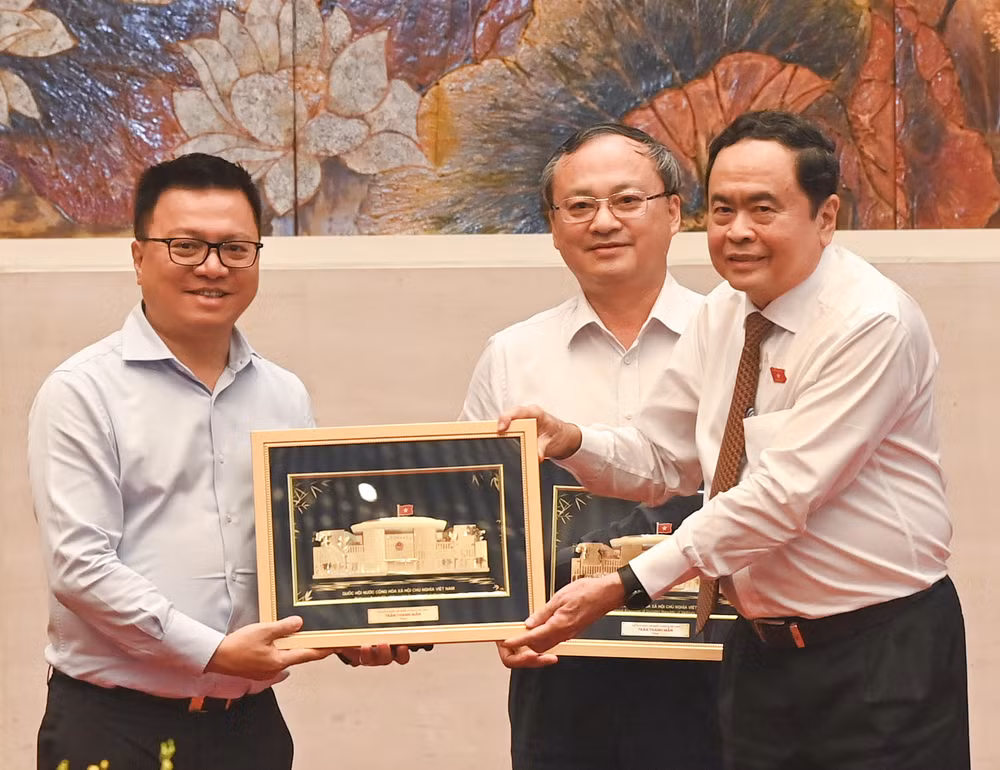Chủ tịch Quốc hội Trần Thanh Mẫn tặng quà lưu niệm cho Tổng Biên tập Báo Nhân Dân, Chủ tịch Hội Nhà báo Việt Nam Lê Quốc Minh.