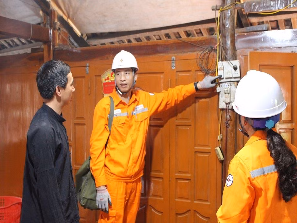 Hướng dẫn khách hàng sử dụng điện an toàn, chống chập cháy nổ tại các nhà sàn bằng gỗ nằm trong khu du lịch cộng đồng huyện Bắc Sơn. Hướng dẫn khách hàng sử dụng điện an toàn, chống chập cháy nổ tại các nhà sàn bằng gỗ nằm trong khu du lịch cộng đồng huyện Bắc Sơn.