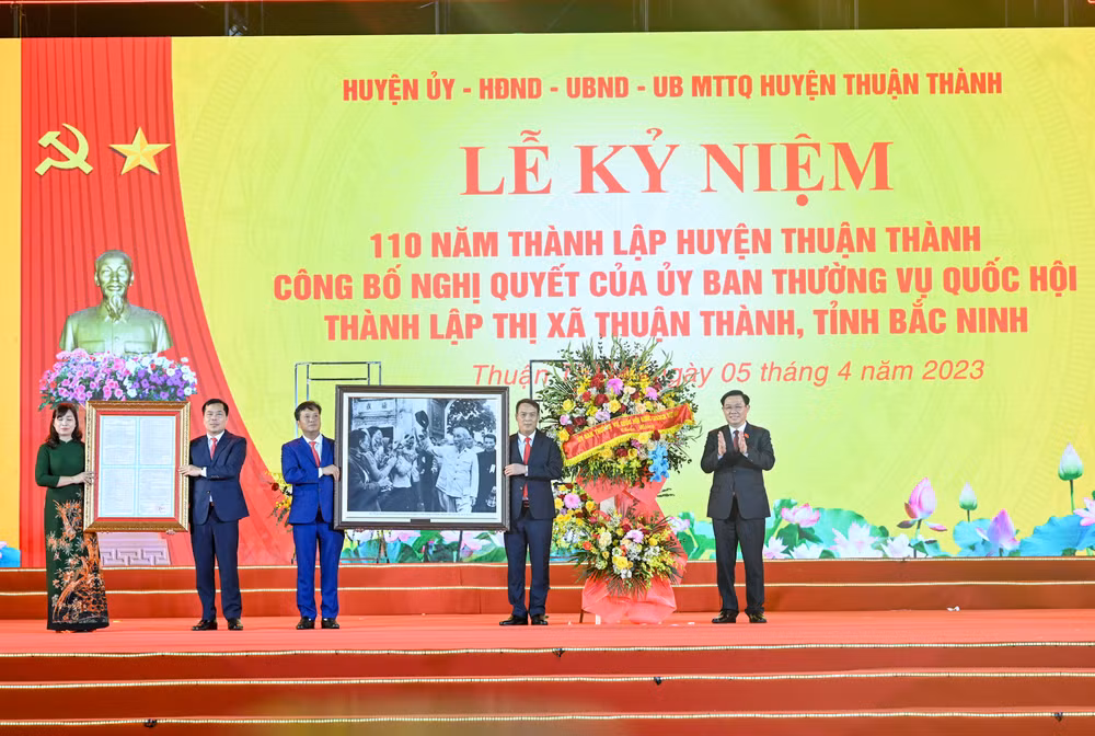 Chủ tịch Quốc hội Vương Đình Huệ trao quà lưu niệm và tặng hoa chúc mừng thị xã Thuận Thành.