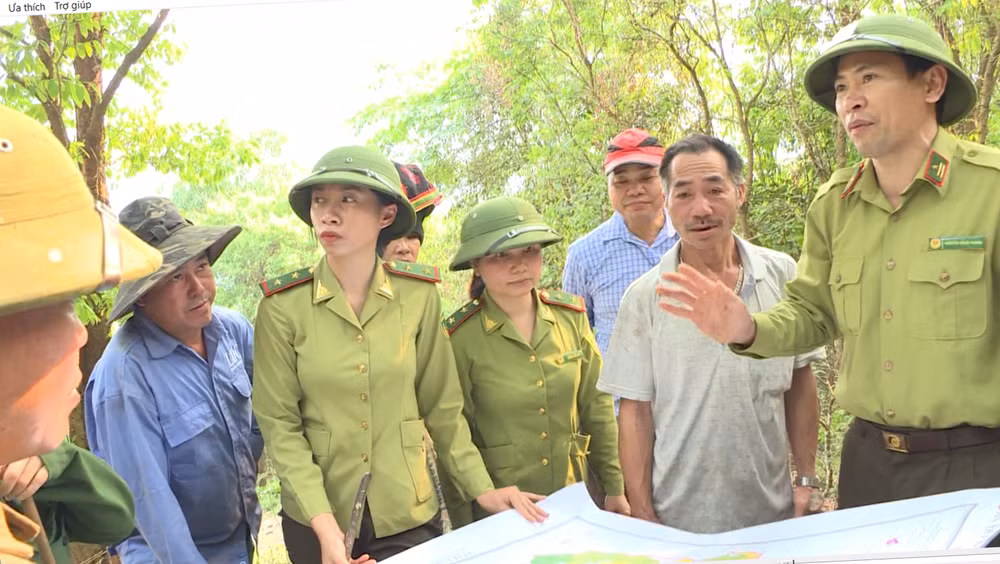 Cán bộ Kiểm lâm Điện Biên cùng nhân dân tuần tra, bảo vệ rừng.