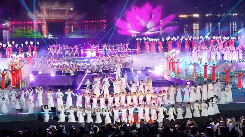 "Đêm sông Hương lung linh sắc màu" - tiết mục mở màn cho Chương trình khai mạc Năm Du lịch quốc gia - Huế 2025.