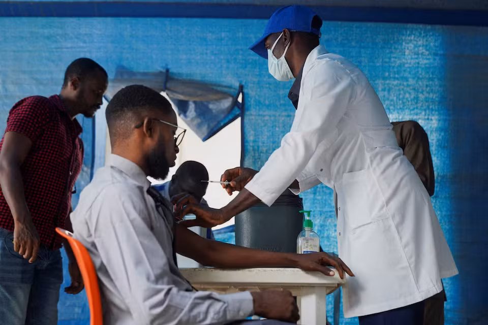 Nhân viên y tế tiêm vaccine đậu mùa khỉ ở Trung tâm Y tế Liên bang ở Abuja, Nigeria. (Ảnh: Reuters)