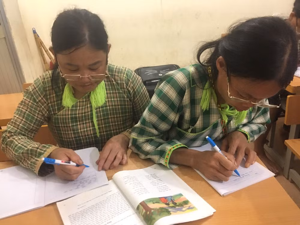 Đồng bào dân tộc thiểu số luôn mong muốn được học tập cuộc sống tốt đẹp hơn.