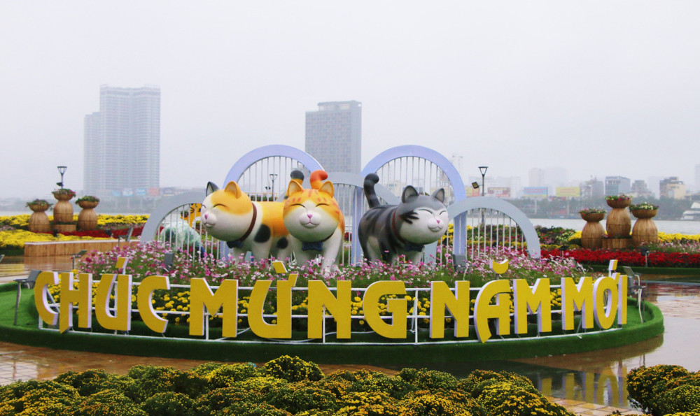 Linh vật mèo tại đường hoa xuân Đà Nẵng. 