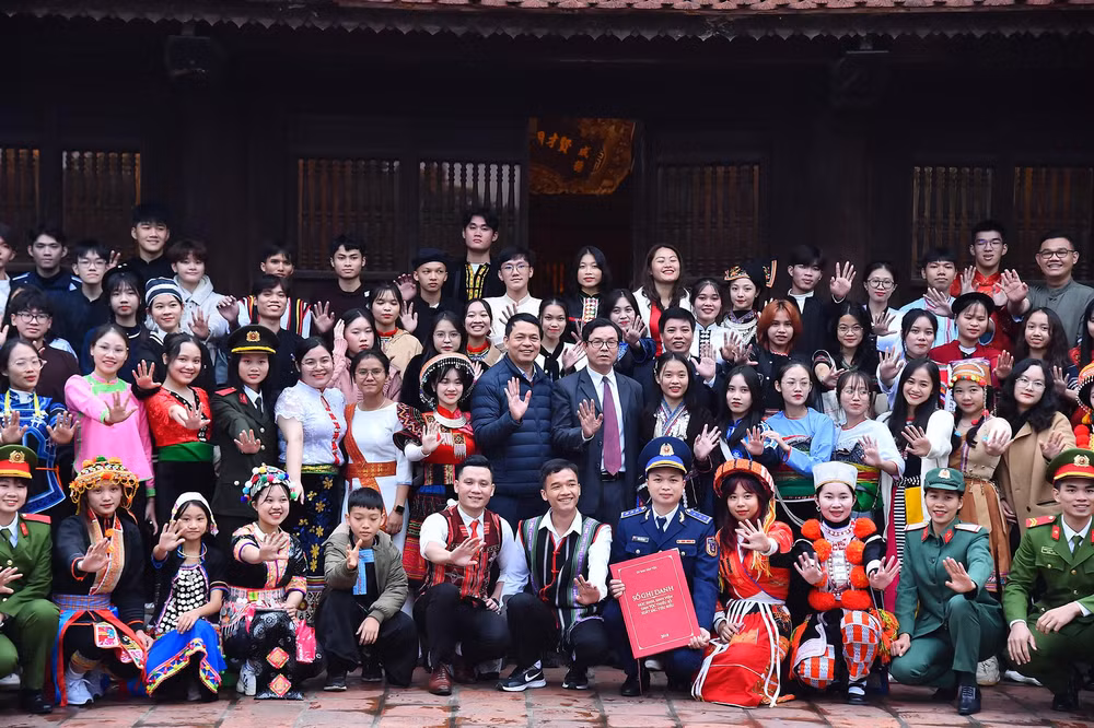 Các đại biểu và học sinh, sinh viên, thanh niên dân tộc thiểu số tham quan, chụp ảnh lưu niệm tại Văn Miếu - Quốc Tử Giám.