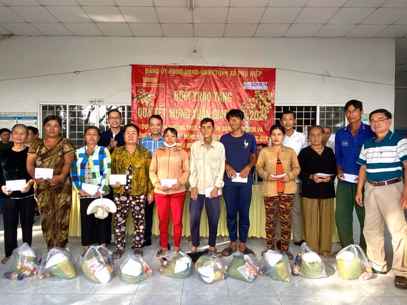 Các hộ nghèo, cận nghèo xã Phú Hiệp, huyện Phú Tân, tỉnh An Giang nhận quà dịp Tết cổ truyền, ngày 20/1.