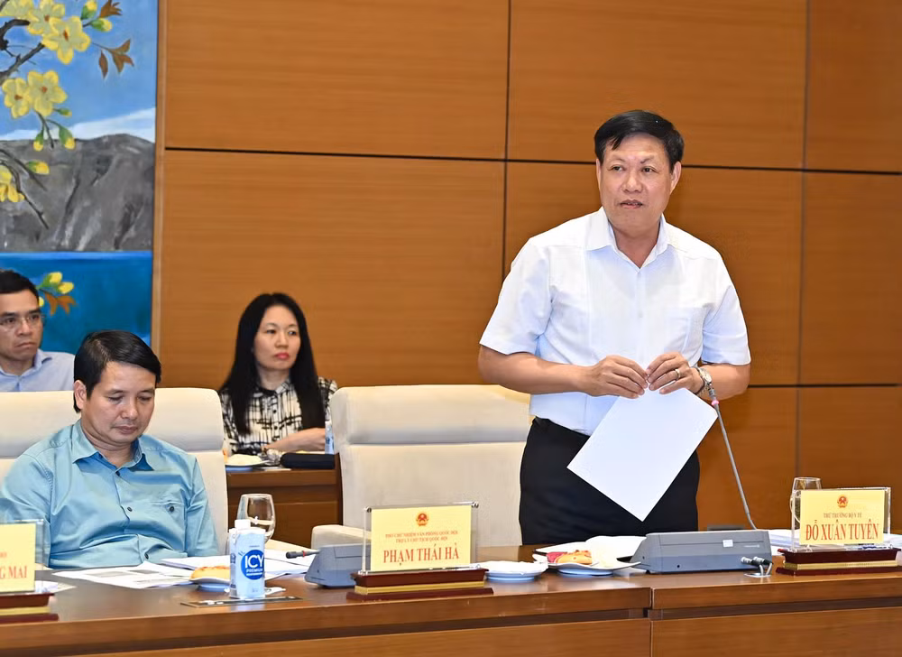 Thứ trưởng Y tế Đỗ Xuân Tuyên phát biểu ý kiến tại Tọa đàm.