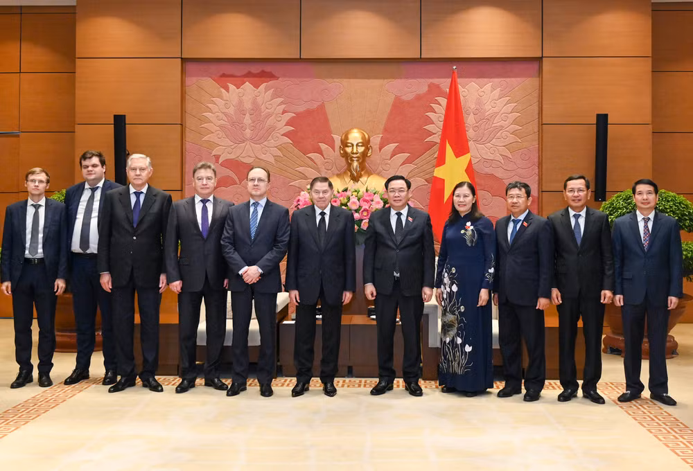 Chủ tịch Quốc hội Vương Đình Huệ và Chánh án Lebedev Vyacheslav Mikhailovich chụp ảnh lưu niệm với đại biểu hai nước dự buổi tiếp.