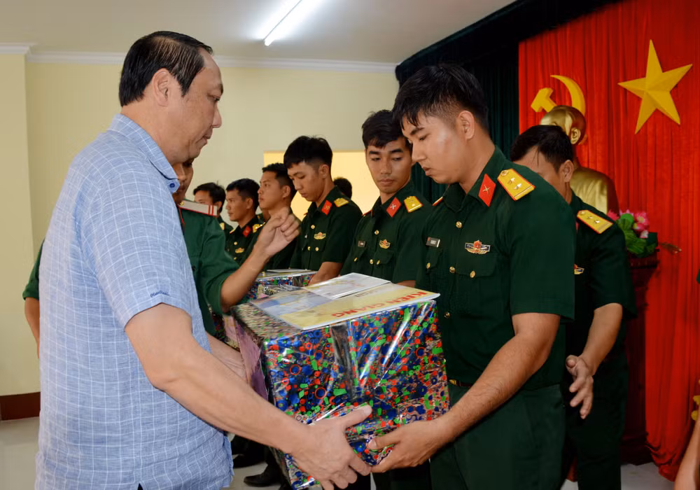 Chủ tịch Ủy tịch Ủy ban nhân dân tỉnh Kiên Giang Lâm Minh Thành tặng quà các lực lượng vũ trang thuộc Trung đoàn 152, Quân khu 9. 