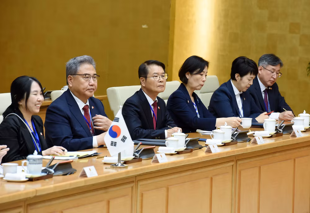 Các thành viên tháp tùng Tổng thống Đại Hàn Dân Quốc Yoon Suk Yeol tham dự buổi hội kiến.