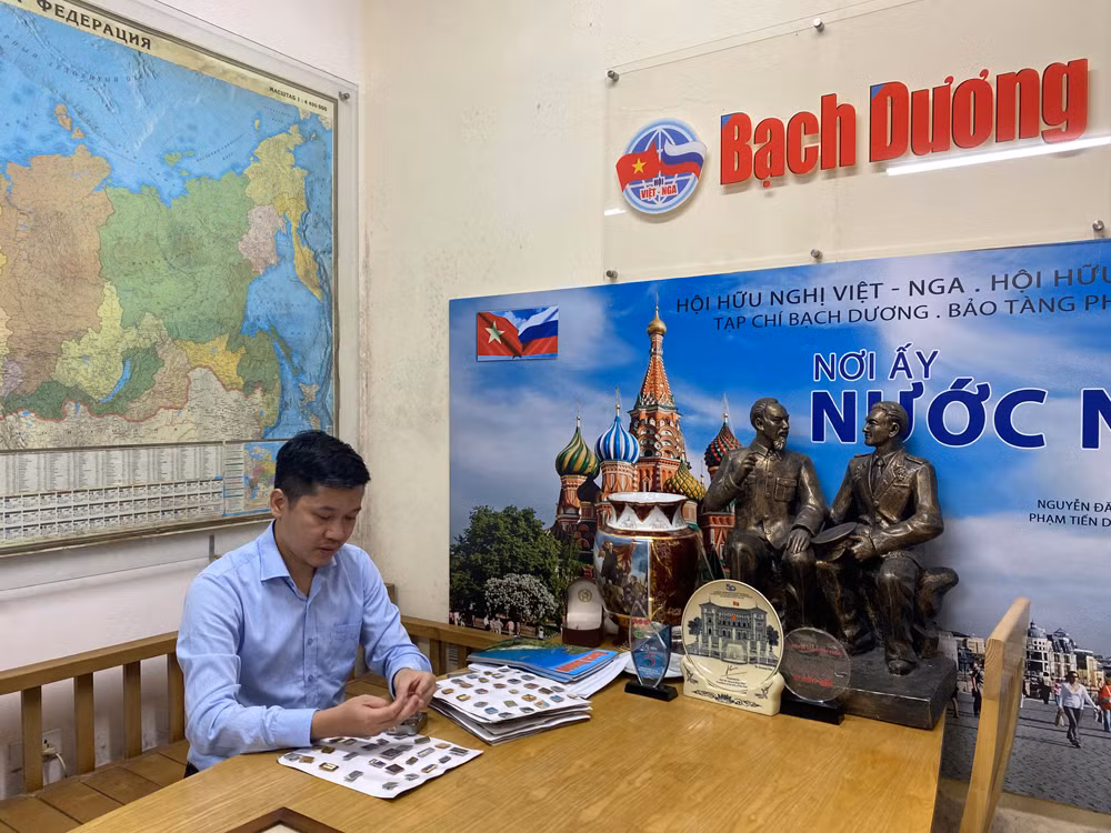 Ninh Văn Tiến với bộ sưu tập huân chương, huy chương và huy hiệu Liên Xô (trước đây) và nước Nga. 