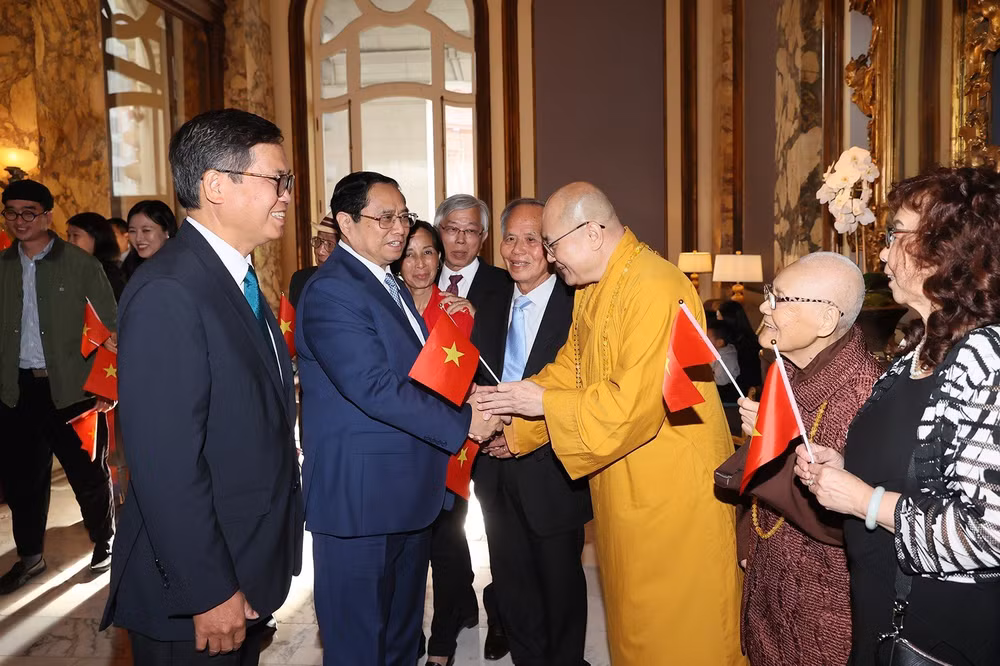 Bà con Việt kiều đón Thủ tướng Phạm Minh Chính tại khách sạn. (Ảnh: DƯƠNG GIANG)