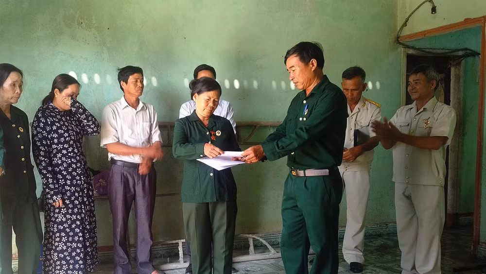 Trao tiền hỗ trợ xóa nhà tạm cho cựu chiến binh Lê Thị Hưởng, thôn Đắk Lợi, xã Đắk Ngọk.