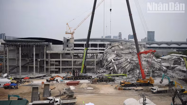 Tính đến trưa 6/4, đã có 16 người chết do vụ sập tòa nhà OAG. (Ảnh: XUÂN SƠN)