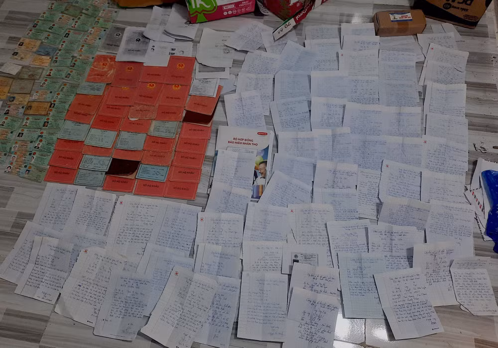 Tang vật thu được tại nơi cư trú các đối tượng. Ảnh: Công an cung cấp.