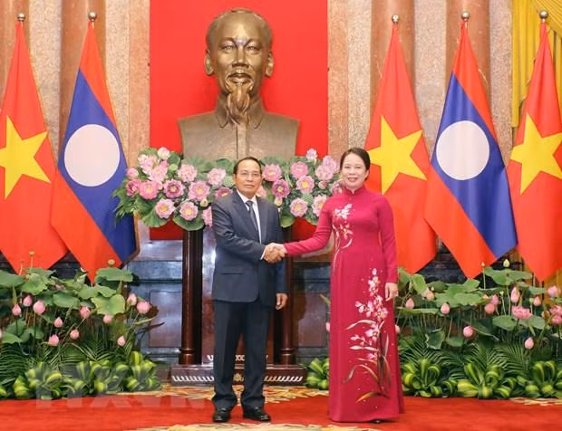 Phó Chủ tịch nước Võ Thị Ánh Xuân và Phó Chủ tịch nước Lào Bounthong Chitmany. (Ảnh: TTXVN)