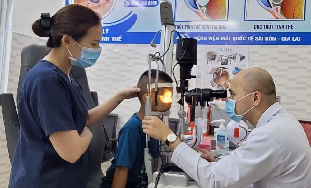 Số lượng trẻ em đến khám đau mắt đỏ tại các bệnh viện chuyên khoa mắt có xu hướng tăng cao. Ảnh:Nguyễn Thảo.