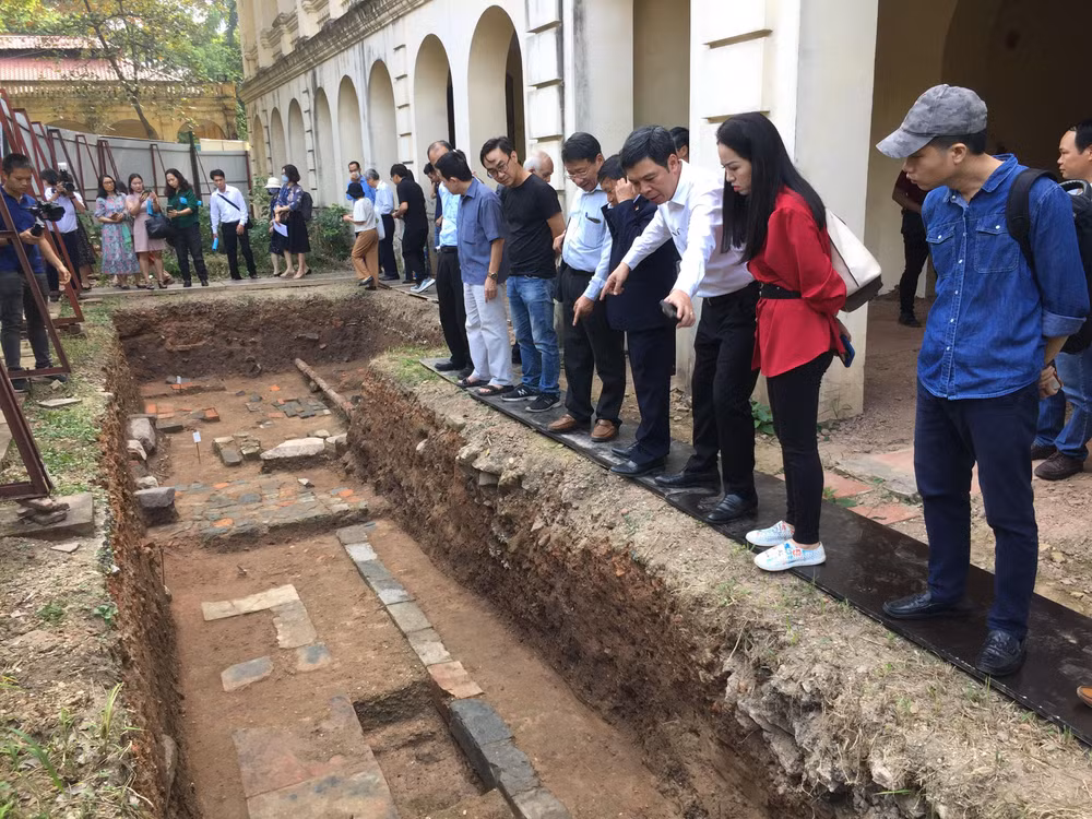 Các nhà khoa học thảo luận về kết quả khảo cổ học Hoàng thành thăng Long 2022.
