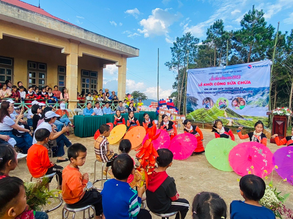 Học sinh của trường TH-THCS Tà Xùa biểu diễn văn nghệ.