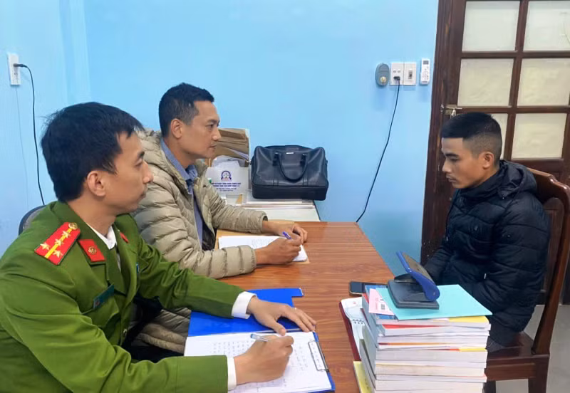 Đối tượng Lê Tuấn Lương tại cơ quan Công an. (ảnh: Công an cung cấp)