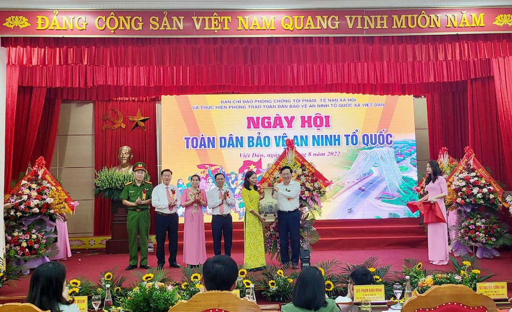 Phó Thủ tướng Thường trực Chính phủ Phạm Bình Minh tặng hoa và quà cho Đảng bộ, chính quyền và nhân dân xã Việt Dân, thị xã Đông Triều.