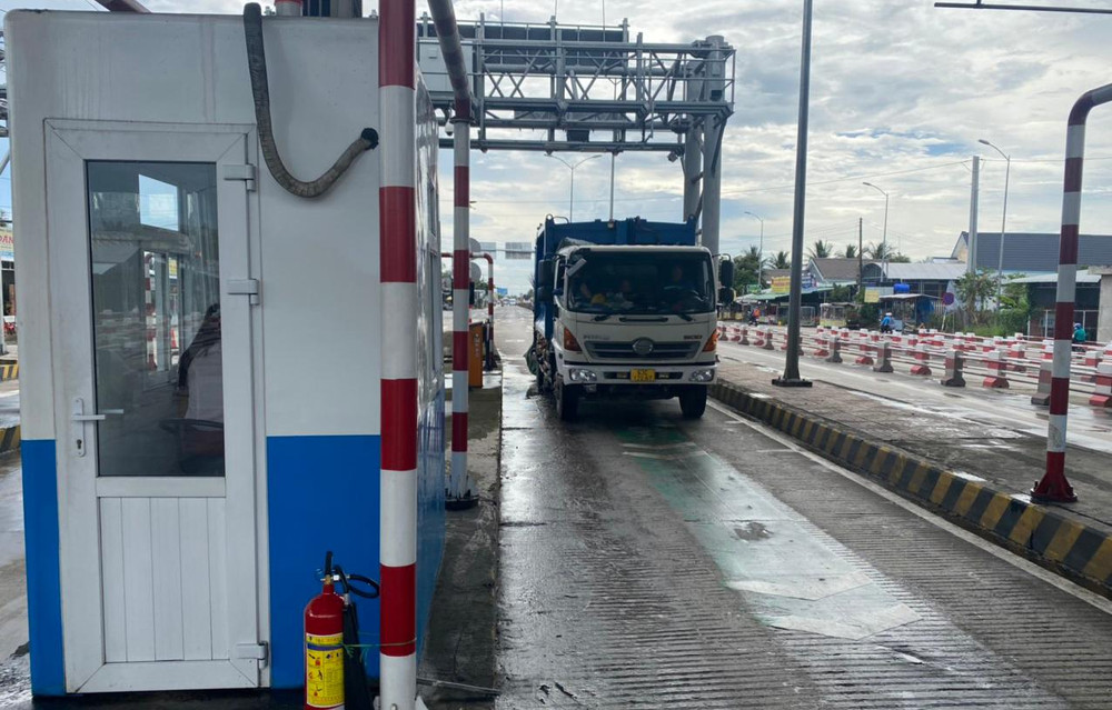 Xe qua trạm thu phí được đặt trên quốc lộ 1 Tiền Giang.
