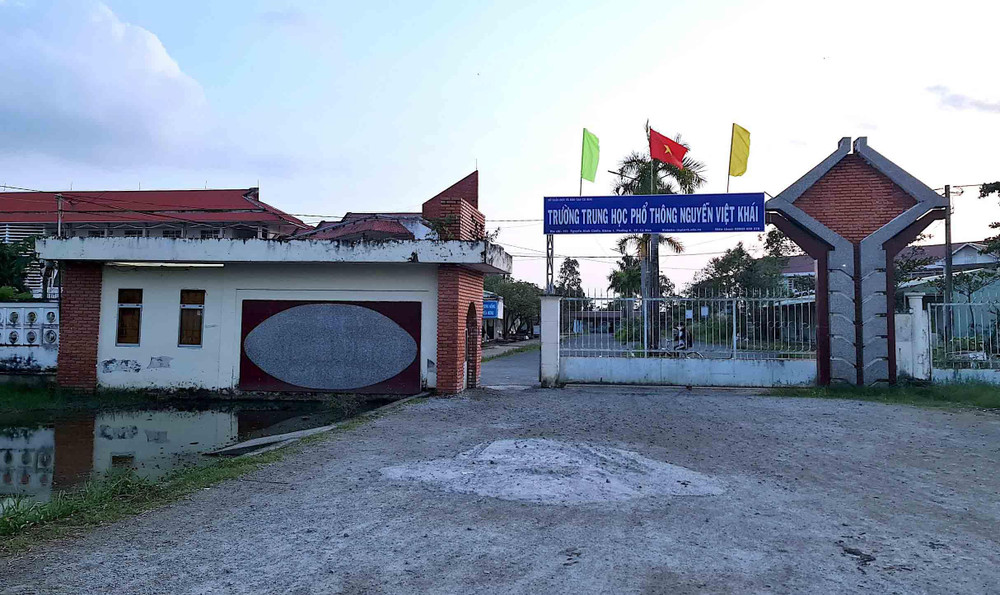 Khu vực ngoài cổng Trường Trung học phổ thông Nguyễn Việt Khái, nơi xảy ra vụ học sinh đánh nhau nhập viện vào trưa 12/12. 