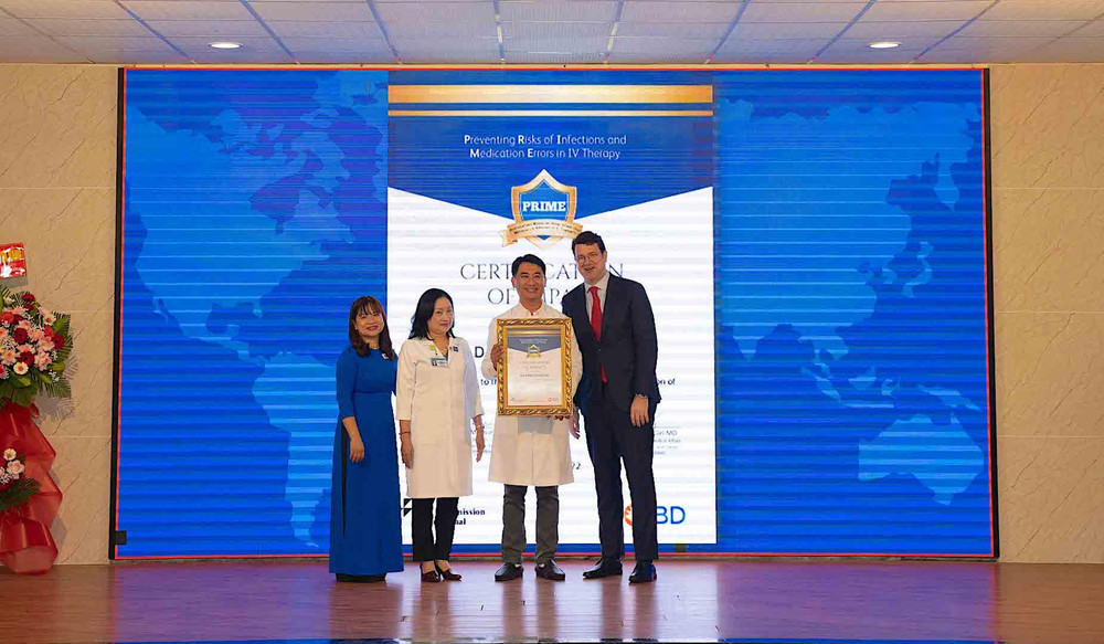 Ông Dominik Becker, Giám đốc lĩnh vực tiêm truyền tĩnh mạch BD, Khu vực Đông Nam Á trao quyết định và trao giấy chứng nhận của tổ chức JCI cho Bệnh viện Đà Nẵng. 