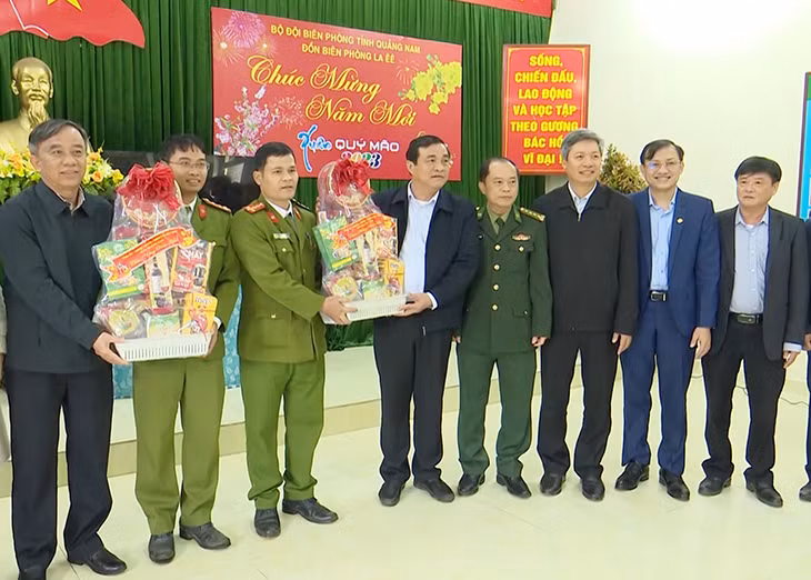Đoàn công tác của tỉnh tặng quà cán bộ, chiến sĩ các đồn biên phòng trên tuyến biên giới huyện Nam Giang.