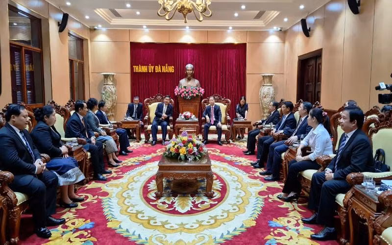 Đoàn công tác Tòa án Nhân dân tối cao Lào thăm và làm việc tại Thành ủy Đà Nẵng.