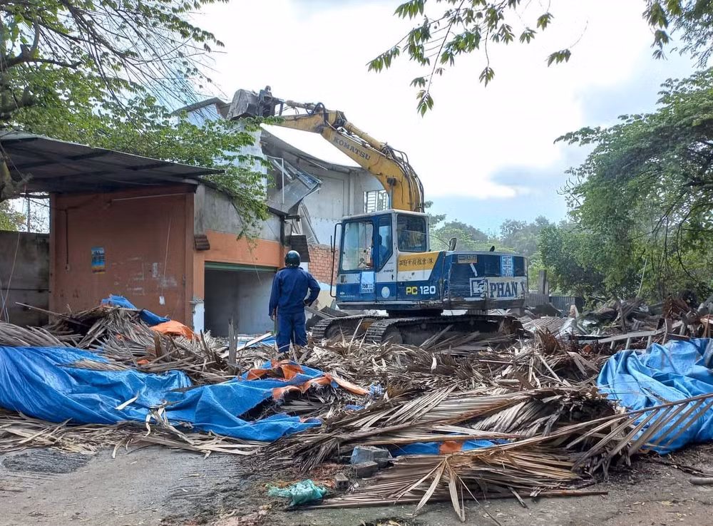 Lực lượng chức năng tiến hành cưỡng chế thu hồi đất để thực hiện xử lý dioxin khu vực sân bay Biên Hòa.