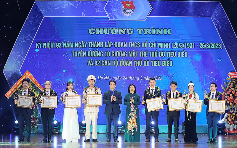 Phó Bí thư Thường trực Thành ủy Hà Nội Nguyễn Thị Tuyến, Bí thư Thường trực Trung ương Đoàn Nguyễn Ngọc Lương trao Bằng khen tặng các Gương mặt trẻ Thủ đô tiêu biểu năm 2022.