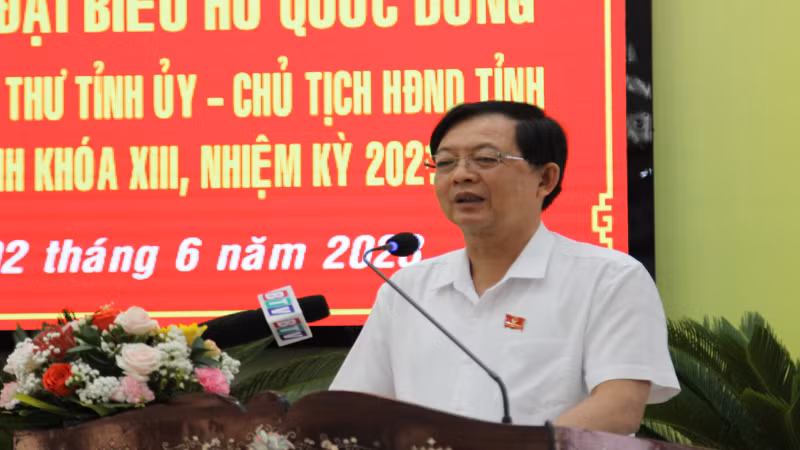 Đồng chí Bí thư Tỉnh ủy Hồ Quốc Dũng phát biểu tại buổi tiếp xúc cử tri thị xã Hoài Nhơn.