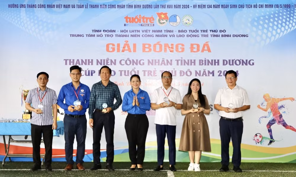 Thường trực Tỉnh đoàn Bình Dương tri ân các đơn vị tổ chức và đồng hành giải đấu.