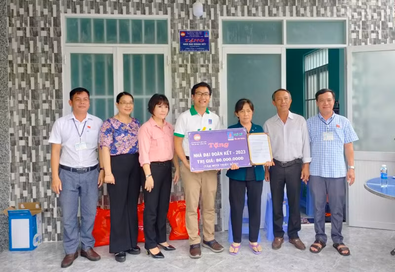 Trao tặng nhà Đại đoàn kết cho hộ gia đình có hoàn cảnh khó khăn trên địa bàn tỉnh BRVT. Trao tặng nhà Đại đoàn kết cho hộ gia đình có hoàn cảnh khó khăn trên địa bàn tỉnh BRVT.