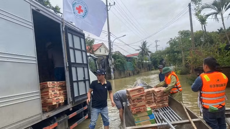 Hỗ trợ lương thực, thực phẩm cho các gia đình bị ảnh hưởng bởi bão.