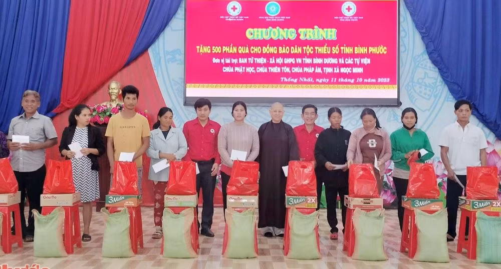 Ban tổ chức trao quà cho các hộ gia đình đồng bào dân tộc thiểu số có hoàn cảnh khó khăn.