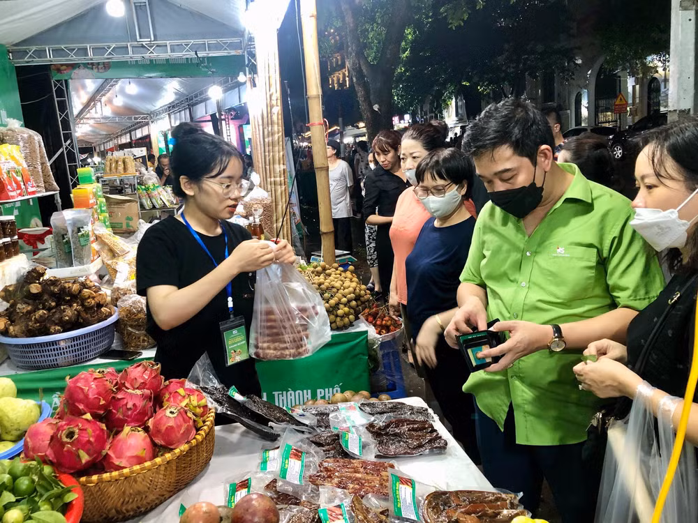 Người tiêu dùng mua sắm các sản phẩm OCOP các tỉnh, thành phố tại Tuần hàng.