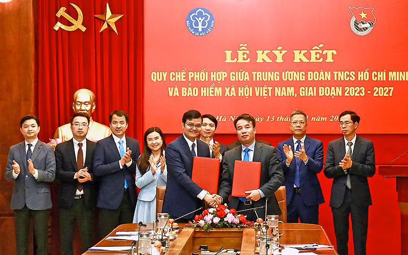 Các đồng chí Bùi Quang Huy, Ủy viên dự khuyết Trung ương Đảng, Bí thư thứ nhất Trung ương Đoàn và Nguyễn Thế Mạnh, Tổng Giám đốc Bảo hiểm Xã hội Việt Nam trao biên bản ký kết phối hợp tại buổi lễ.