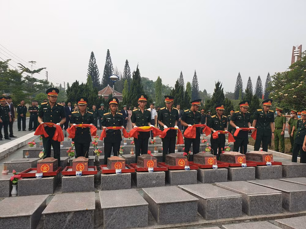 Thực hiện nghi lễ an táng các hài cốt liệt sĩ Trung đoàn 208 tại NTLS tỉnh Kon Tum.