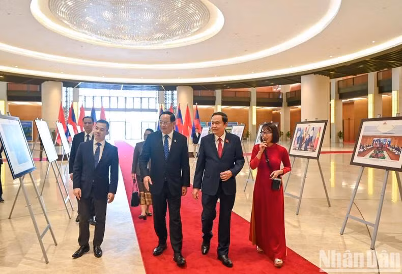 Chủ tịch Quốc hội Trần Thanh Mẫn và Thủ tướng Lào Sonexay Siphandone tham quan trưng bày ảnh về quan hệ hai nước.