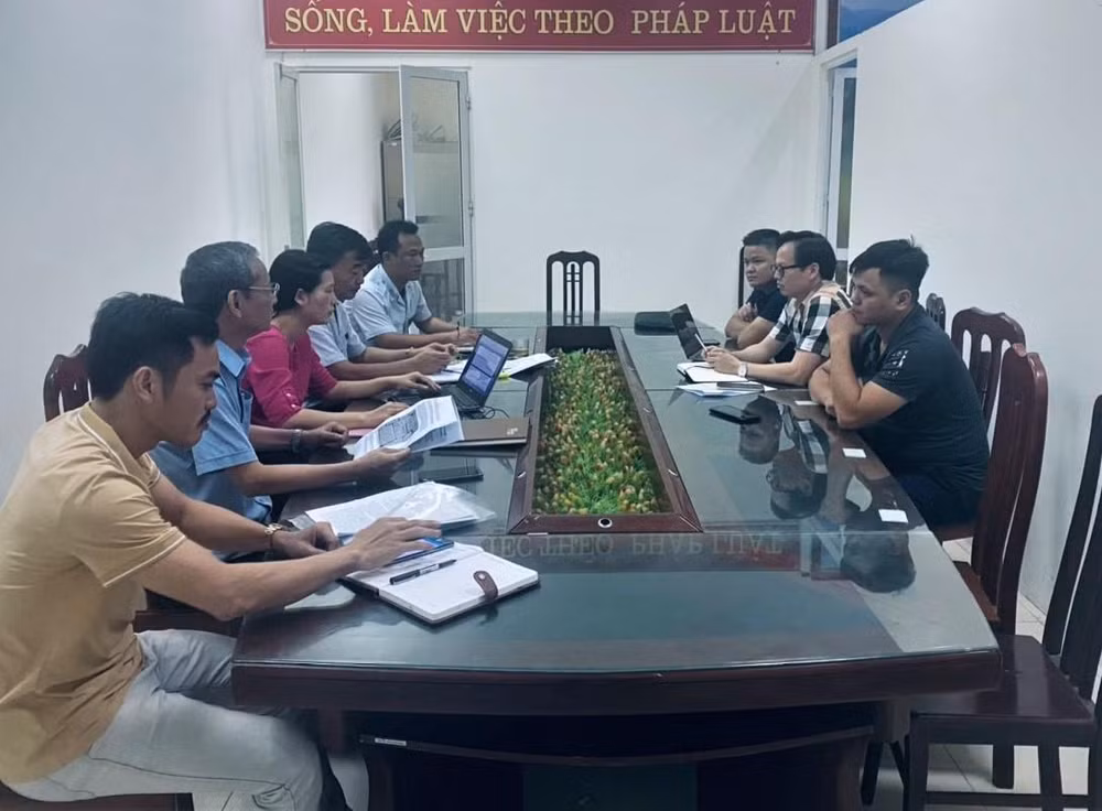 Thanh tra sở làm việc với đại điện Tạp chí Môi trường và Đô thị liên quan đến phản hồi báo chí. (Ảnh: Sở Thông tin và Truyền thông tỉnh Thái Bình)