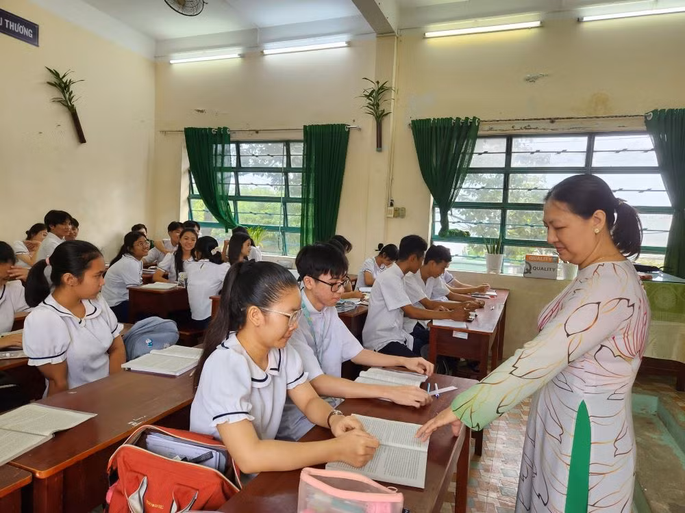 Cô Đinh Thị Minh Nguyệt, giáo viên môn Ngữ Văn, Trường phổ thông dân tộc nội trú Trung học phổ thông tỉnh Kiên Giang trong giờ lên lớp. 