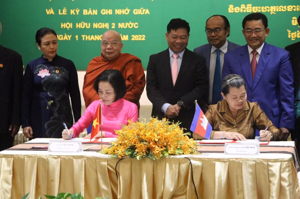 Hai Hội Hữu nghị ký Biên bản ghi nhớ về hợp tác.