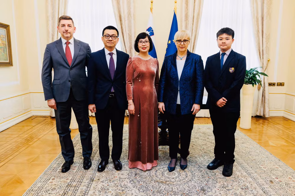 Đại sứ Vũ Lê Thái Hoàng cùng gia đình chụp ảnh lưu niệm cùng Tổng thống Slovenia cùng phu quân (Nguồn: Phủ Tổng thống Slovenia).