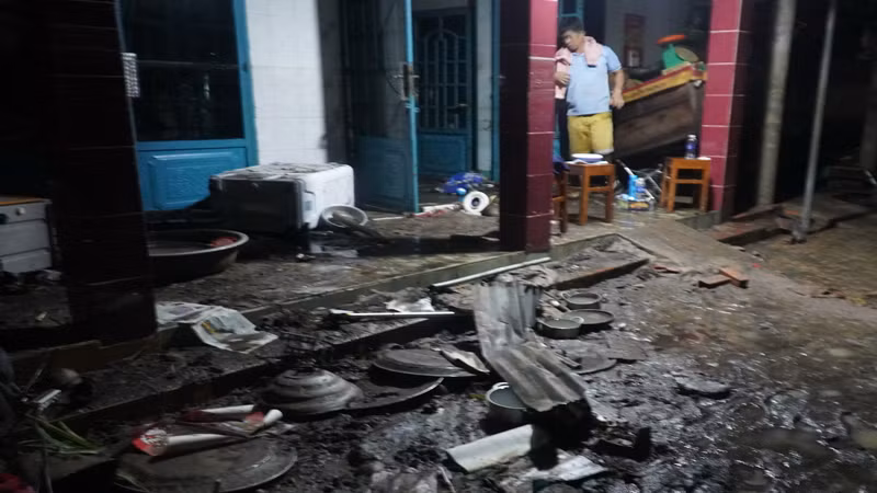 Tài sản bên trong một nhà người dân hư hỏng nặng sau trận ngập.